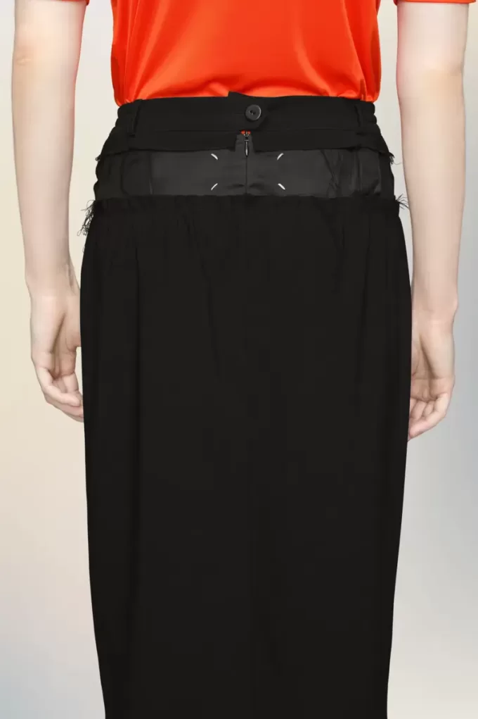 Anonymity of the lining skirt Anonymity of the lining skirt